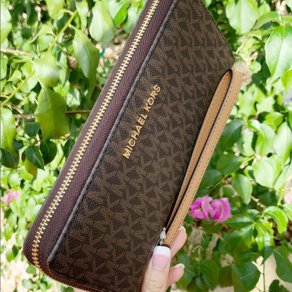NWT💕Michael Kors Large Wallet wristlet brown - Picture 2 of 5